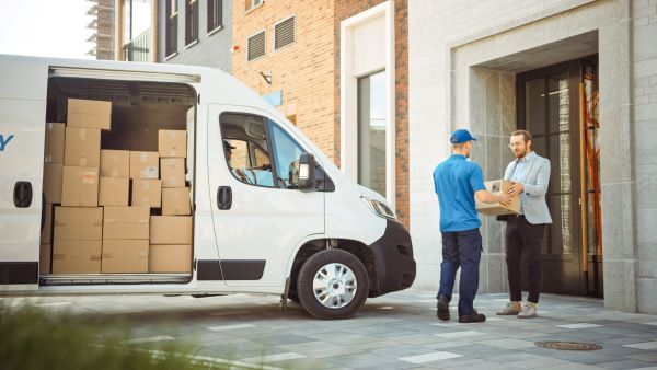 shutterstock_1701403327 pickup and delivery services